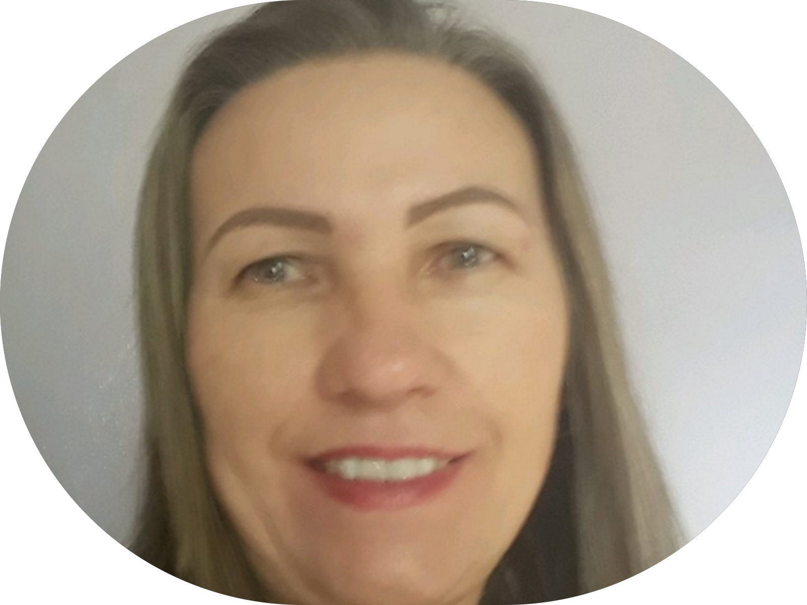 Dra. Deyse Lisowski em sua clínica no Batel, com resultados do método DLPUMP®